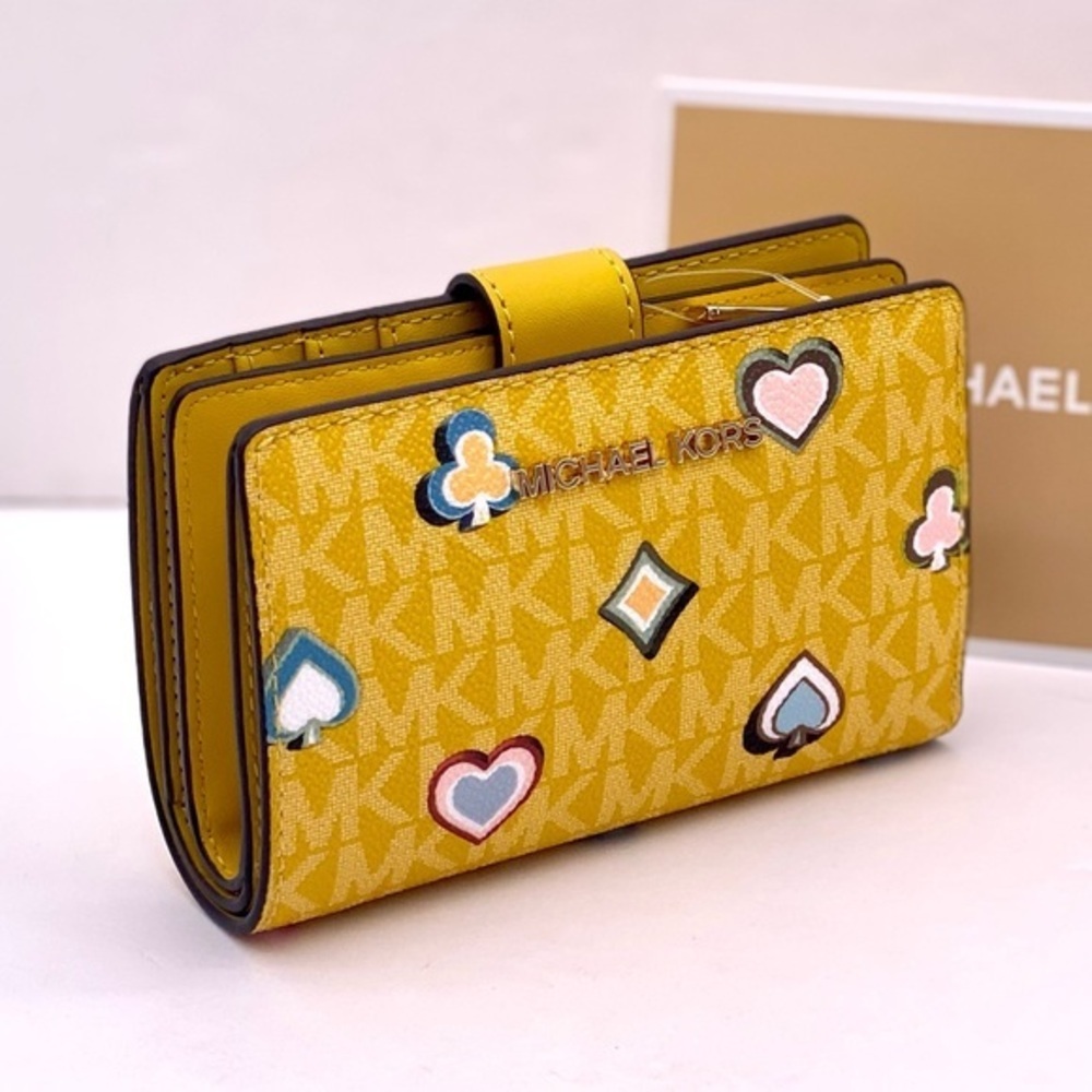 Michael Kors Jet Set Medium Printed Signature
Logo Wallet